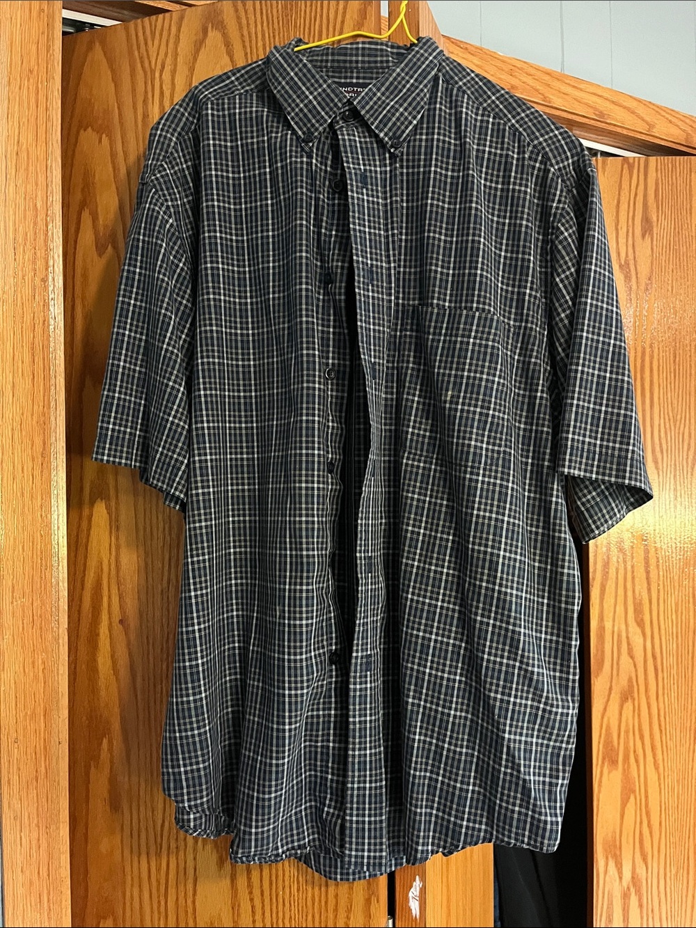 Roundtree & Yorke Black and Gray Short-Sleeve Plaid Button-Down Shirt